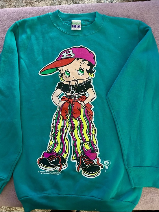 Freeze Tops - Betty Boop Graphic Woman Medium Sweatshirt